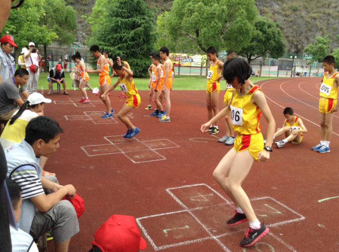 白白我校举行第六届学生田径运动会